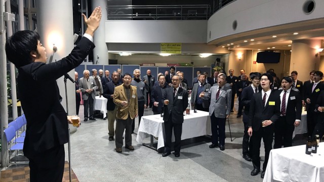 田中渉さん(学生指揮者・新4年)指揮の「輝く太陽」で乾杯