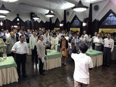 山本正洋さん(S57卒)指揮の「輝く太陽」で乾杯