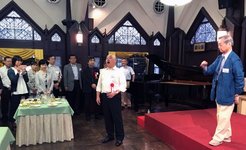 小林祥郎さん(S46卒)指揮、高野恭一さん(S55卒)ソロで「遥かな友に」