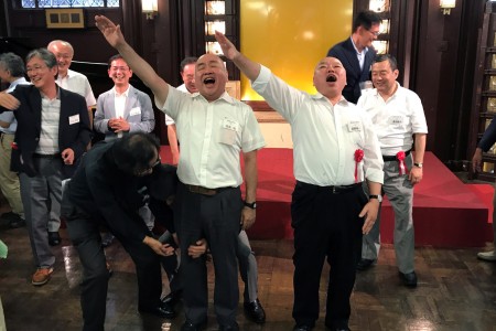 S55卒の福島敬さん(左)、高野さんによるエール交歓