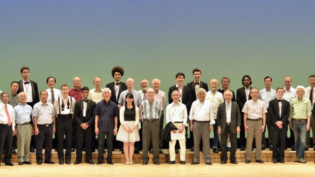 ハーバード大学クロコディロスとの記念撮影