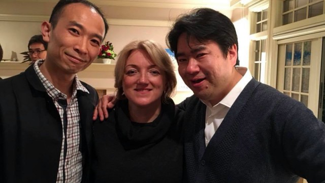 アイラさんを囲む山脇卓也、佐藤拓両君