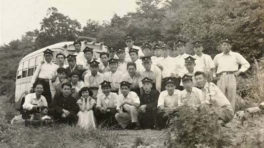 「遙かな友に」が誕生した1951年の夏合宿の地に到着したメンバー 「遙かな友に」が誕生した1951年の夏合宿の地に到着したメンバー